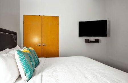 TWO Bold 2BR 2BA Apartments by CozySuites - Foto 13