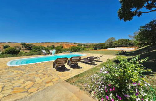 Chalés Vila Carrancas - Ao lado do centro com piscina, cozinha completa e muita tranquilidade - Foto 78