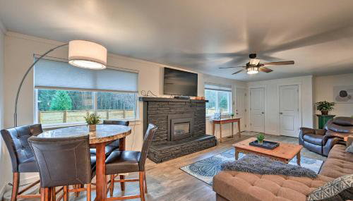 Modern Redmond Home with 2 Fireplaces and Yard! - Foto 5