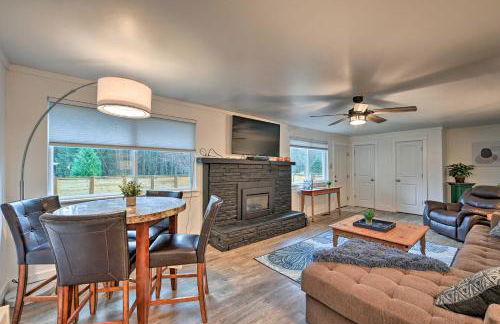 Modern Redmond Home with 2 Fireplaces and Yard! - Foto 5