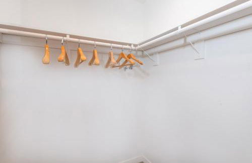 Stunning 3-BR Residence with Free Parking & Patio - Foto 30