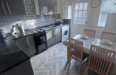 Oakleigh Way, Carlisle - 2 Bedroom, sleeps 4, Fully furnished - Photo 4