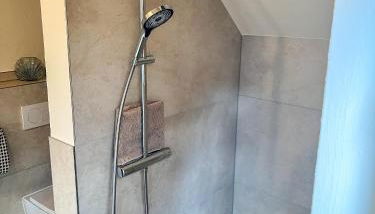 Amber Ferienhain - Ferienhaus 'Kirsche' mit verwunschenem Garten & privater Sauna - Foto 5, Shower