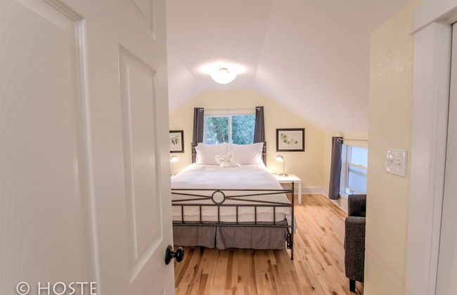 Perfect Cottage Downtown Great Patio! - Photo 6