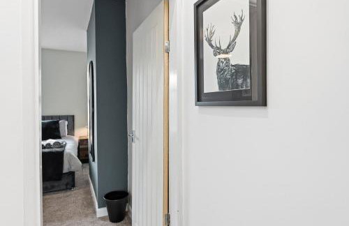 Modern 5 Bed 2 Bath House w Free Parking - Photo 18