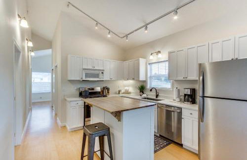 Steps to Beach! Airy Coastal Escape with Deck - Foto 9