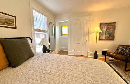 Artsy 4 Bedroom Home, Steps from Dining & Shops - Foto 14