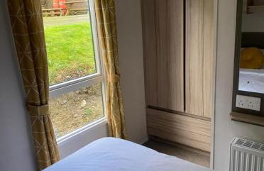 Experience Coastal Bliss in Our Modern 2019 Sea Viev 2 Bedroom static caravan at Clarach Bay Holiday Village! - Foto 17