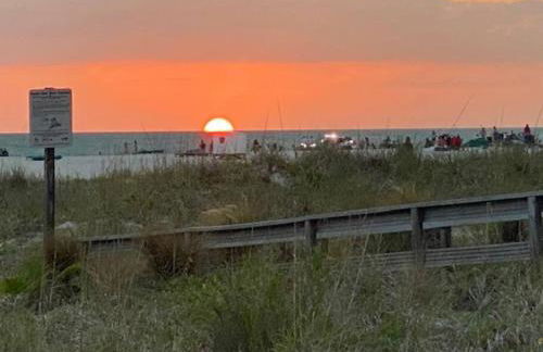 Beachfront Condo On Quiet Treasure Island- 1 Bed - Photo 37