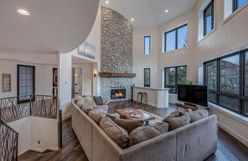 Cozy mountain home w riverfront patio - Foto 20