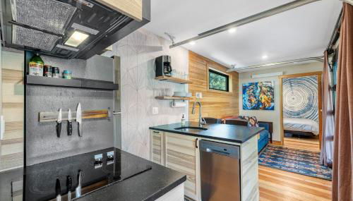 Two Pines - Unique container home w/hot tub - Downtown - Trailer Parking - Pet friendly - Foto 4