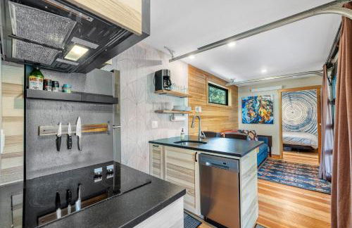 Two Pines - Unique container home w/hot tub - Downtown - Trailer Parking - Pet friendly - Foto 4