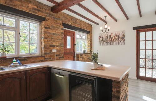 Idyllic Home in Picturesque Village of Wraysbury - Pass the Keys - Foto 11