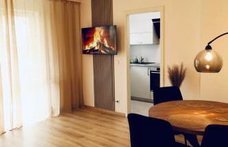 Modernes 2-Zi Apartment mit Terrasse und Garten - Foto 1