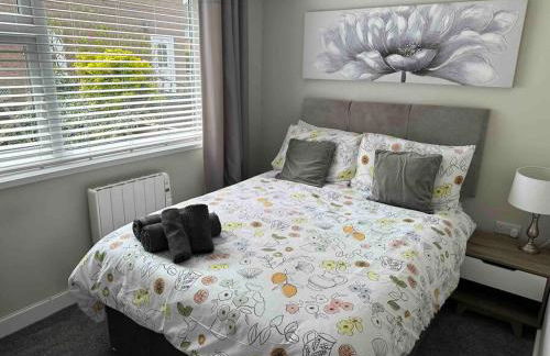 Modern 2BR Flat in Sale - Peaceful Stay in M33 - Great Transport Links - Photo 12