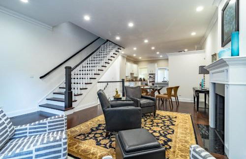 Luxurious Gold Coast 4BR 4-Story Villa with Parking Sleeps 12 Guests - Photo 26