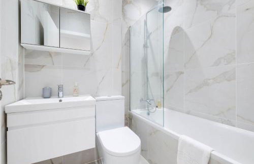 Luxurious 1 Bed Serviced Apartment with Wi-Fi - Photo 37