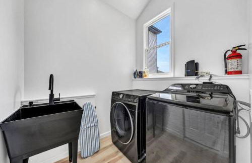 Stylish And Roomy Full House Dtwn - Photo 57