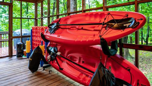 River Cabin w Hot Tub, Screened Porch & Fire Pit - Foto 4, furniture