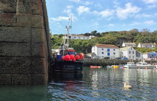 Cliff House - a stunning sea view 2 bed apartment in Porthleven - Foto 6