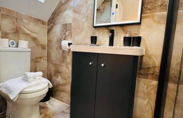 Luxury Self-Contained Studio Apartment near QE Hospital R1 - Photo 11