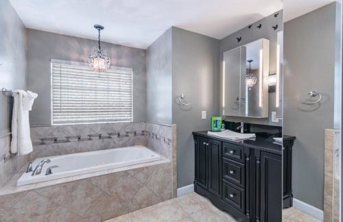 Family Retreat with Pool Fenced Yard AC - Foto 21