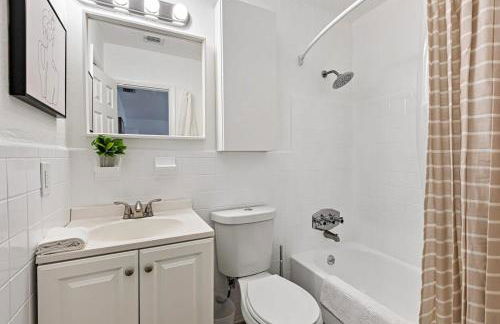 Stylish 2 BR Condo - Free Parking on Premises - Foto 45