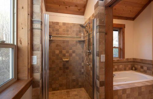 Alpine Recharge by KABINO Huge Views Hot tub Garage PS3 WiFi Loft - Foto 16