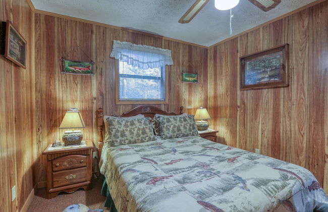 Whispering Creek - 2 Bedrooms, 1 Baths, Sleeps 6 Cabin by RedAwning - Foto 3