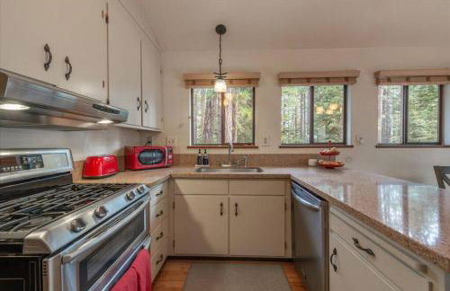 Cozy Pet-Friendly Cabin w Fenced-In Yard Close to Slopes Beach Town - Foto 4