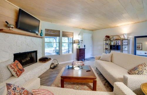 Secluded Getaway on ~10 Acres in The Piney Woods! - Foto 1