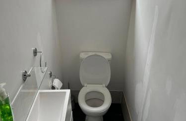 LARGE SELF CATERING HOUSE WITH WiFi CLOSE TO TRANSPORTS - Photo 44