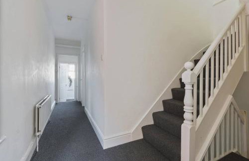 Prime Location Stylish 4-Bed House near Trent Br - Foto 9