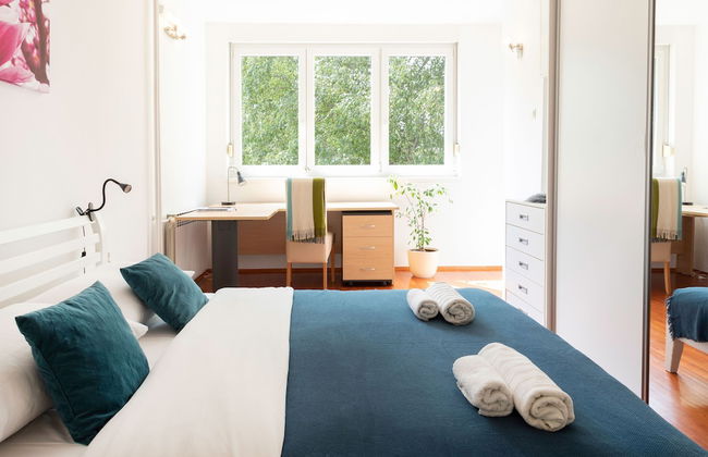 Bright 2bdr Apartment With a Balcony - Photo 2