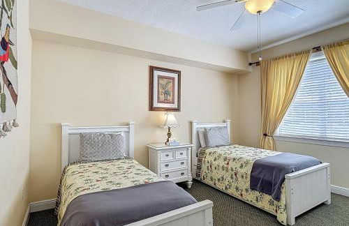 3-BR Condo with Dreamy Balcony Views, Walk to Pool - Foto 21