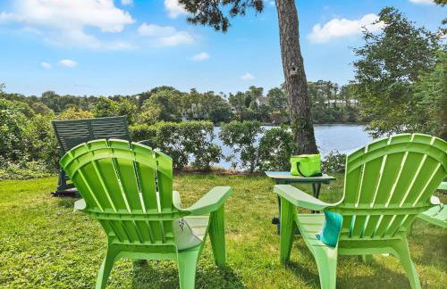 Poppys Pond: Pondfront Cape Home with A/C Wifi - Photo 1