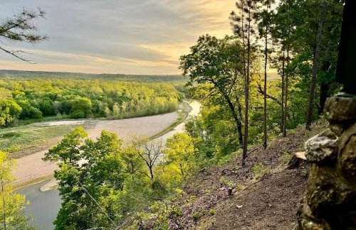 Tranquil Riverfront Cabin Retreat with Wildlife, Trails & Open Skies in Tahlequah, Oklahoma - Foto 6