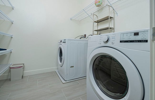 Luxurious Ontario Townhouse Ideal Family Retreat - Photo 53