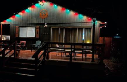 Sierra Cabin w NEW Hot Tub Walk to Town - Photo 5