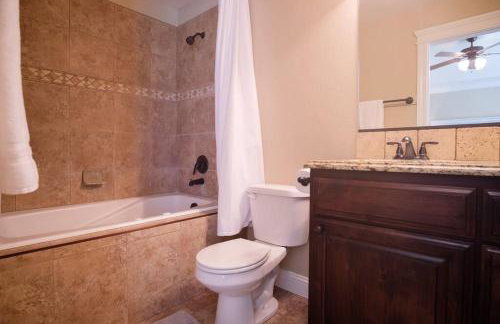 3 Car Garage Full Kitchen Large Backyard Smart TVs - Foto 22