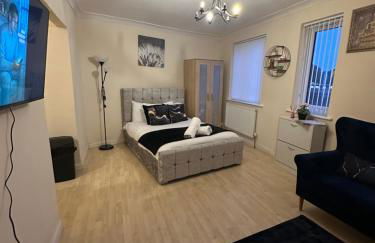 Double bed Quinton ,Studio Fast WiFi,Netflix, No deposit Required - Foto 28