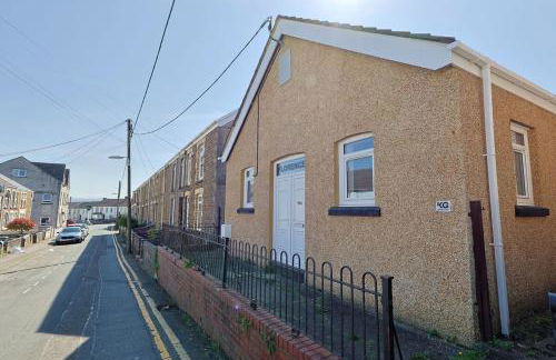 Modern 3 Bed - M4 ACCESS - Wi-Fi - Photo 8