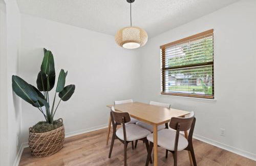 Spacious Home Near Beach, Large Yard, Game Room and Dog Friendly - Foto 12