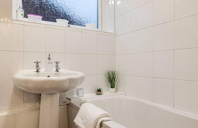 Lovely 2 Bedroom Apartment With Fireplace - Photo 13