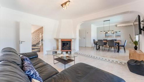 Stylish 3 BDR Retreat with Pool by LovelyStay - Photo 4