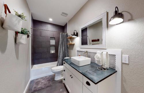 Secluded home with firepit, gas grill, central AC, game room, W/D - Foto 19