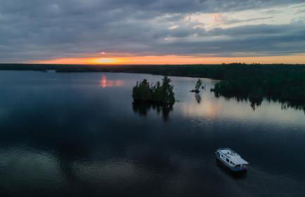 Luxury FlyBridge Houseboat - Captain Choice - Premium Wilderness Cruising - High Internet Speed - HB14 - Foto 12