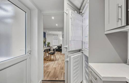 Albert House - Near the High Street - Free Parking, Garden, Fast WiFi and Smart TV by Yoko Property - Foto 12