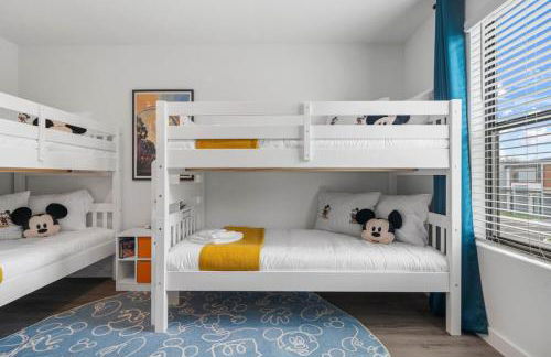 Colorful vibrant Oasis Sleeps 10, 10min to Disney - Photo 30