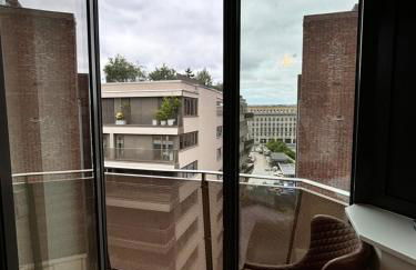 Check Point Charlie Luxury Apartment with Balcony - Photo 15